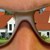 Bild mit neuen Häusern die sich in einer Sonnenbrille spiegeln