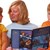Bild von drei Kindern die ein Buch lesen
