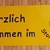 Willkommensgruß auf gelben Schild vom Kinderhaus Storchennest